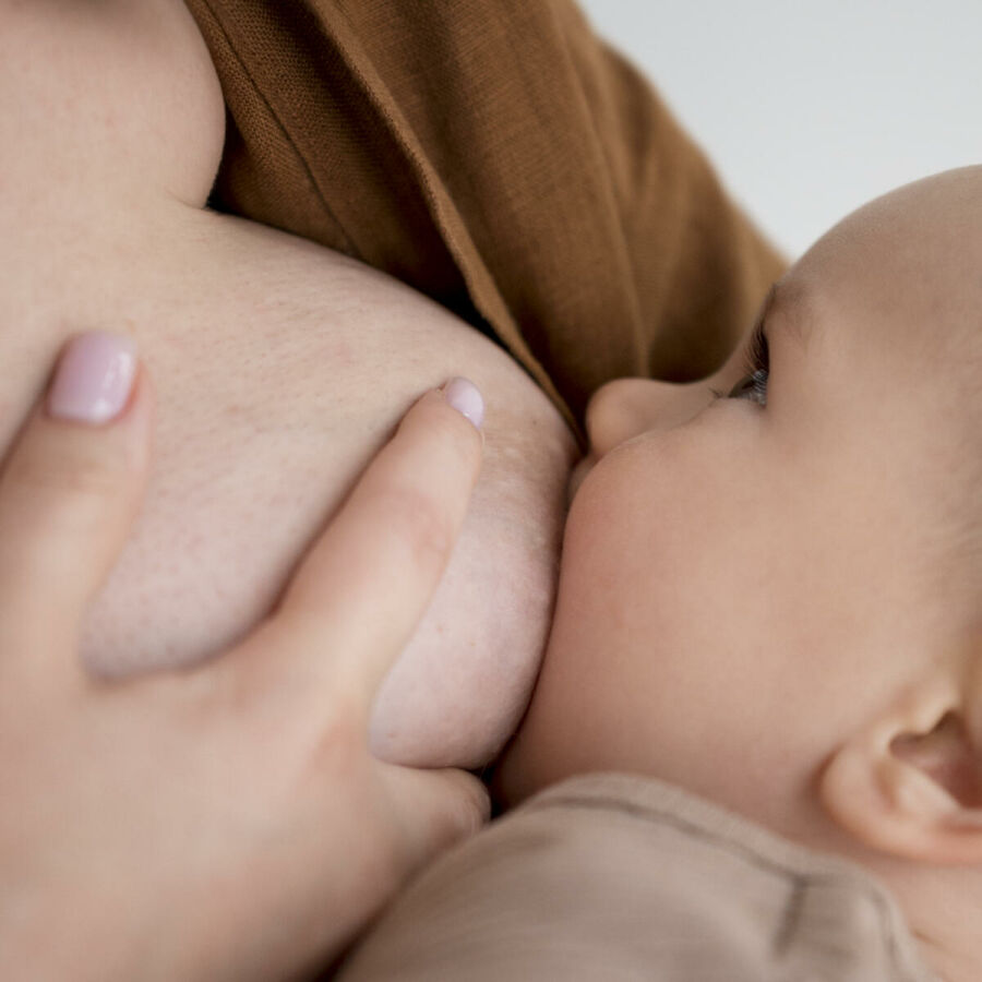 Imagem bebê faz contato visual durante amamentação